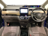 車内は光触媒抗菌消臭施工済です。スタイリッシュなデザインで暖かみのあるインパネ周りを演出します。グローブボックスやカップホルダーのほかにトレーなどたくさんの収納スペースが装備されています。
