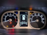 様々な車両情報を表示できるTFTマルチインフォメーションディスプレイを中央に配した視認性の高い大型2眼メーターです