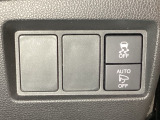 VSA装備車です。VSAはドライバーの操作と車の動きを見守っています。もし車の挙動が乱れたとき、4輪別々にブレーキをかけたり、エンジンパワーをしぼることによって車を安定させます。