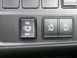 両側オートスライドドア付き車です。小さなお子様でもボタンひとつで楽々乗り降りができます。ハンズフリーオートスライドドア付きなので両手が塞がっていても片足でドアの開閉ができてとても便利です。