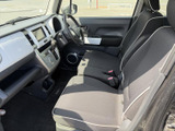 運転席からの眺めは、開放感があり、運転がより一層楽しくなります。シンプルで機能的なデザインが魅力です。