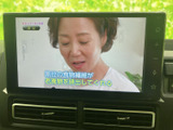 停車中に楽しめるTV機能。移動の合間にニュースや番組をチェックできます。後部座席の方も快適にお過ごしいただけますね。