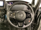 ハンドルにHondaセンシング系のクルーズコントロールやレーンキープアシストなどのスイッチと、オーディオの操作スイッチが装備されています。ハンドルから手を離さず安全に操作できます。