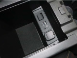 大型のアームレスト下は便利な小物入れやUSB端子装備