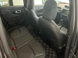 【リアシート】屋根までの高さがある車のため、大人の方でも圧迫感が少なく乗車出来ます。足元は広く取られているため、ゆったりとお乗り頂けます。