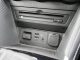 CD/DVD再生プレーヤーとフルセグTVチューナーを装備しています。また、USB端子も備えています。