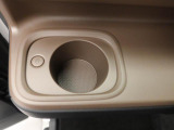 カップホルダーは運転席や助手席からちょうど手の届く位置です!!