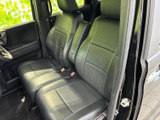 運転席からの視界は広く、運転操作もスムーズに行えます。シートの形状も体にフィットし、快適なドライビングをサポートします。