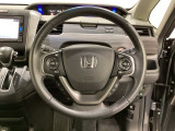 ハンドルにHondaセンシング系のクルーズコントロールやレーンキープアシストなどのスイッチと、オーディオの操作スイッチが装備されています。ハンドルから手を離さず安全に操作できます。