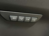 【運転席ポジションメモリー付パワーシート】ワンタッチで記憶させていたシートの前後・リクライニングはもちろん、シートリフターも備えます☆快適なドライブをお楽しみ下さい♪