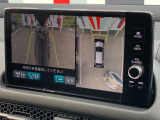 ■マルチビューカメラシステム■車両の前後と左右のドアミラーに計4台のカメラを搭載!上空から見下ろしたような視界などの数種類のビューをご用意し、ドライバーの死角を減らして運転負荷を軽減いたします