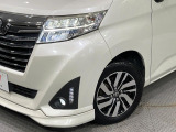 【LEDヘッドライト】悪天候や夜間走行時も良好な視界を確保し安心して運転できる高輝度LEDヘッドライトを装備!点灯速度が早く、消費電力も抑えられています。