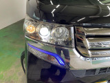 【LEDヘッドライト】悪天候や夜間走行時も良好な視界を確保し安心して運転できる高輝度LEDヘッドライトを装備!点灯速度が早く、消費電力も抑えられています。