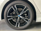 BMWの純正アロイホイールは軽量かつ強度にも優れているホイールで走行性能を引き上げる設計になっております。足元にもBMWは妥協がなくこだわっている個所になります。