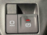指先だけで簡単に操作が可能な電動パーキングブレーキを採用。「HOLD」スイッチを押すと、渋滞や信号待ちなどでブレーキペダルから足を離しても、ブレーキを保持するので安心です