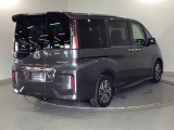 スライドドアは通常のドアに比べて、車のボディーに対し平行に開閉し、開けてもスペースを取りません。出入り口が大きいドアはお子様のいるご家庭はもちろん、混んだ駐車場でも大活躍です!
