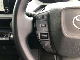 【ステアリングスイッチ】左です。ステアリングから手を離さず、運転に集中したまま手元でマルチインフォメーションディスプレイの操作などができます。