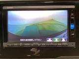 【バックカメラ】運転が苦手な方も車庫入れラクラクです!ギアをリバースに入れれば自動的に切り換わりますので、面倒な操作は不要です♪狭い駐車場もお車を傷つけず安心ですね!