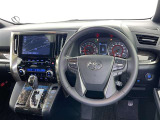 運転席まわりです。 各操作スイッチは使いやすい位置に配置されてます。