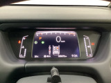デジタル表示のスピードメーターとタコメーター、燃費やオドメーターなどの表示の他に、ホンダセンシング機能などの表示もできる多機能なマルチインフォメーション・ディスプレイです。