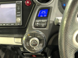 【オートエアコン】一度お好みの温度に設定すれば、車内の温度を検知し風量や温度を自動で調整。暑い&hellip;寒い&hellip;と何度もスイッチ操作をする必要はありません。快適な車内空間には必須の機能ですね♪