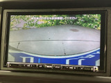 車両周辺の状況を確認できるモニター画面。安全な運転をサポートします。駐車時の後方確認にも役立ち、運転の苦手な方でも安心です。
