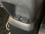 アームレストの後ろ側には、リア席用の充電可能なUSB端子が2個ついています。移動中に充電もできるので便利です。