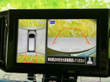 後方視界をサポートするモニター。狭い道や駐車時の安全性を高めます。運転初心者の方にも安心の装備です。