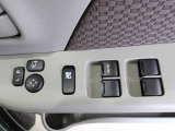 パワーウィンドウスイッチで運転席から全席の窓の開閉ができます。