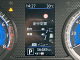 スピードメーター上に運転をサポートする様々な情報を表示してくれます。走行距離は約36500キロです。