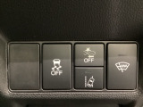 Hondaセンシング用の、VSA(ABS+TCS+横滑り抑制)解除と路外逸脱抑制機能のオンオフスイッチなどはハンドルの右側に装備しています。