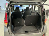 リヤシートは左右別々で綺麗に収納出来るので、フラットで大きなラゲッジルームになります。状況によってぴったりのシートアレンジでドライブできますね!