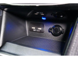 小物の収納に便利なセンタートレイには携帯等のデバイスの充電可能なUSB出力電源付です。