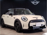 MINIのフロントグリルのデザインはイギリスで生まれた当初から、シルバーのサイドバーが折り重なった伝統的なデザインで御座います。その伝統はBMWのお車になってからでも少しずつ形を変えて守られております