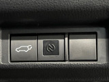 【パワーバックドア】スマートキーや運転席のボタンを押すだけでリアゲートが自動で開閉します!荷物を持っている時や、高い位置にあるバックドアを閉める際に便利な機能です♪