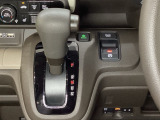 CVT車のセレクトレバーです。低速から高速まで、変速ショックのないスムーズな走りと、エンジン効率のよい領域を維持して燃費にも貢献します。サイドブレーキはスイッチ操作の電子制御パーキングブレーキです。