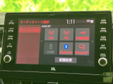 高精細なディスプレイで、快適なドライブをサポート。お好みの音楽やラジオ、ナビゲーションを操作できます。見やすいインターフェースで直感的に操作可能。