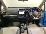 車内は光触媒抗菌消臭施工済です。スタイリッシュなデザインでスポーティなインパネ周りを演出します。グローブボックスやカップホルダーのほかにトレーなどたくさんの収納スペースが付いています。