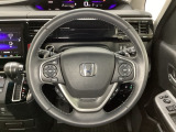 ハンドルにHondaセンシング系のクルーズコントロールやレーンキープアシストなどのスイッチと、オーディオの操作スイッチが装備されています。ハンドルから手を離さず安全に操作できます。