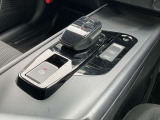 電制シフト。手のひらで包むようにして、手首を軽く動かすだけでシフトできる、マウス感覚のシフト。