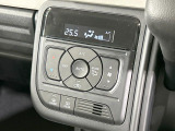 【オートエアコン】一度お好みの温度に設定すれば、車内の温度を検知し風量や温度を自動で調整。暑い&hellip;寒い&hellip;と何度もスイッチ操作をする必要はありません。快適な車内空間には必須の機能ですね♪