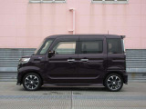 純正アルミで全体的にデザインがまとまっています。車も人も、オシャレはまずは足元からですね。