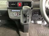 足元スッキリ、インパネシフトです。パーキングブレーキはフットブレーキタイプなので、運転席と助手席の間がスッキリしています。