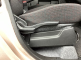 運転席にはドライバーの体型や好みに応じて前後方向だけでなく、高さの調整ができるシートリフターを装備!