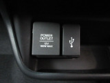 【POWEROUTLET】12V電源ソケットを設置しております。周辺機器の充電にご利用頂けます。便利なUSBジャックも付いています。