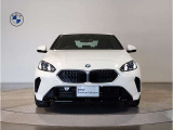 【BMWの伝統】BMWの特徴的な&ldquo;キドニーグリル&rdquo;は、80年以上続く伝統の形でございます。変わらないこだわりのデザインが、プレミアムブランド&ldquo;BMW&rdquo;を創り出します。