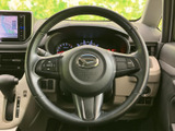 握りやすいステアリングは、運転操作を快適にします。オーディオやハンズフリー通話のスイッチも配置され、運転中でも便利に操作できます。