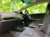 後席からの眺めも良好。開放感のある空間で、快適なドライブを楽しめます。乗車時のストレスを軽減する設計です。ゆったりとくつろげる空間です。