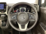 ハンドルにHondaセンシング系のクルーズコントロールやレーンキープアシストなどのスイッチと、オーディオの操作スイッチが装備されています。ハンドルから手を離さず安全に操作できます。