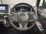 ハンドルにHondaセンシング系のクルーズコントロールやレーンキープアシストなどのスイッチと、オーディオの操作スイッチが装備されています。ハンドルから手を離さず安全に操作できます。